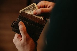 Pulling money out of wallet paying alimony during divorce